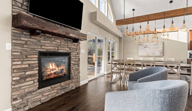 Beautiful, Comfortable, & Spacious: Lakeview with Hot Tub and Entertainment Room