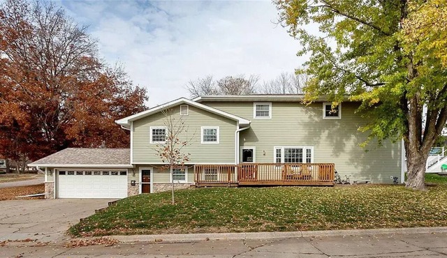 Beautiful, comfortable, space close to town. Accommodates large group bookings!