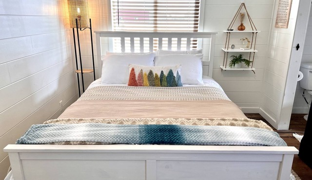 Beautiful/comfortable/private tiny home, mountain valley, views. 25 mins to ski!