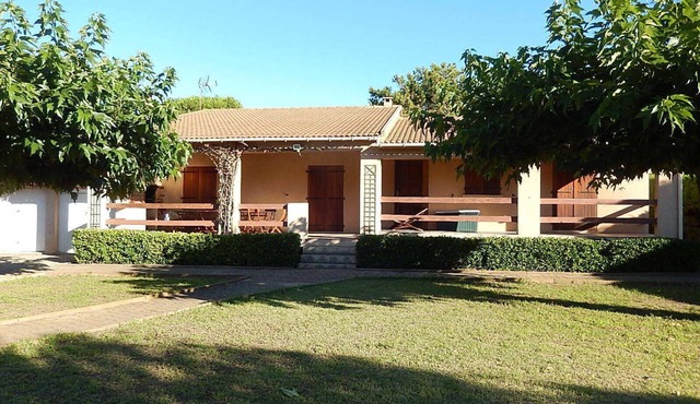 Beautiful, comfortable villa with garden 50 m from the beach