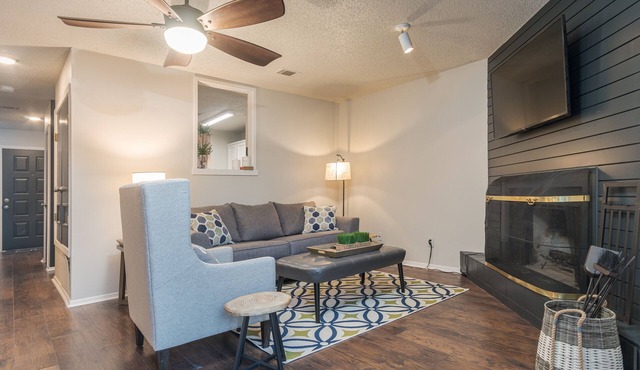 Beautiful, Comfy & Convenient Condo!