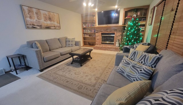 Beautiful comfy five bedroom home sleeps 11+