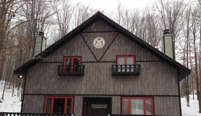 Beautiful, Comfy, Rustic Ski Chalet Steps From Ski Brule Mountain - RIGHT Side