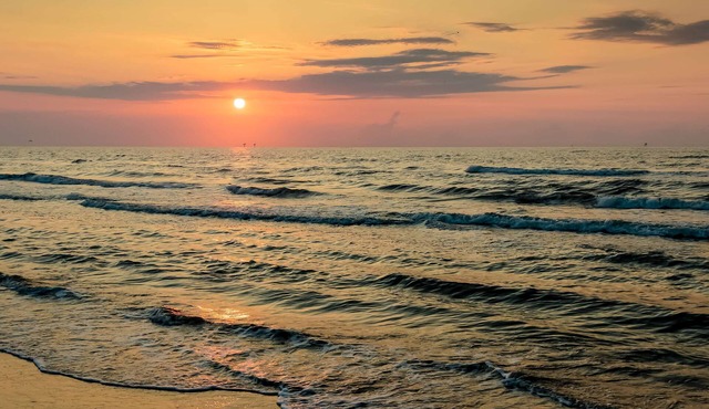 Beautiful condo located on the beach - close to attractions, pool & Hot tub
