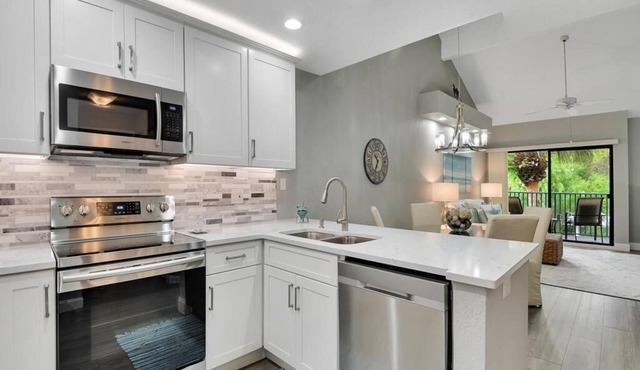 Beautiful Condo 1+ mile to Vanderbilt Beach in Naples. Walk to many restaurants!