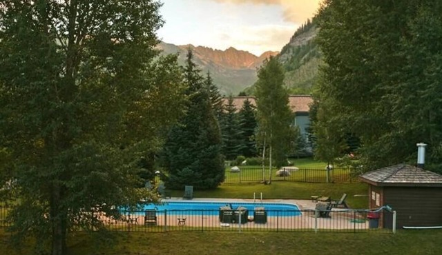 Beautiful Condo across street from Vail Golf Course Clubhouse