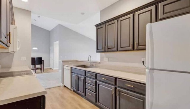 Beautiful condo in Champaign! with pool and gym!