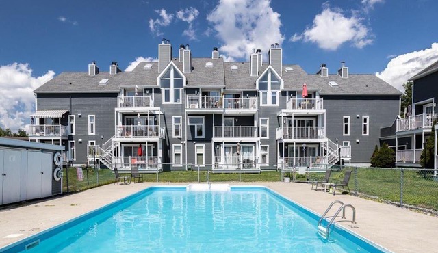 Beautiful condo in downtown Magog with Lake access and private pool!