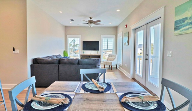 Beautiful condo in walking distance to both the town center and the Bay!