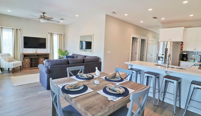 Beautiful condo in walking distance to both the town center and the Bay!