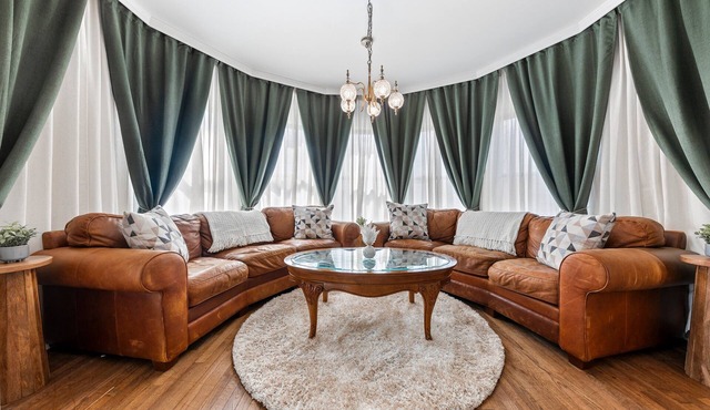 - Beautiful Condo - King Bed - Free Waffle Breakfast -