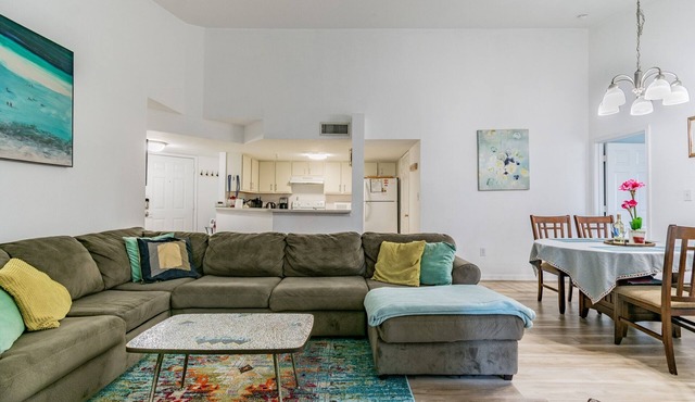 BEAUTIFUL CONDO MINUTES FROM GORGEOUS BEACHES & FAMILY ATTRACTIONS