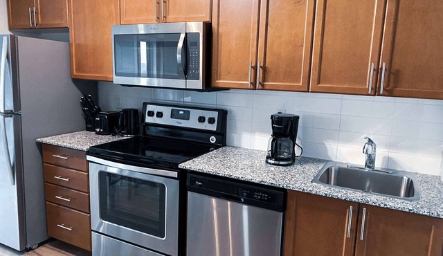 Beautiful Condo Near Subway station