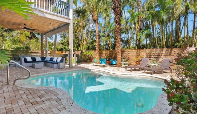 Beautiful Condo on Pine Ave, 2 Blocks to Beach