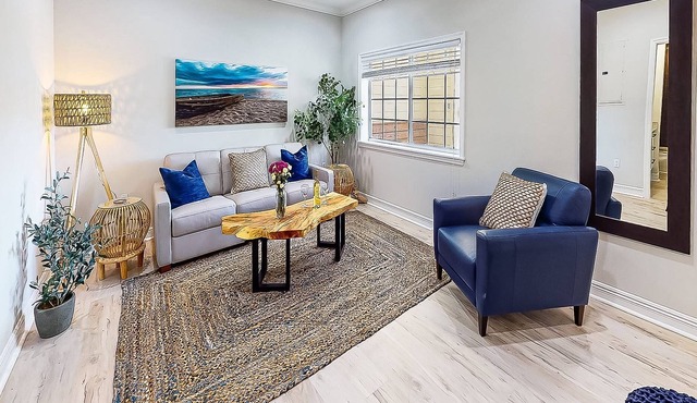 Beautiful Condo on Siesta Key, Walk to Gated Beach Access, Renovated & Modern, Heated Pool/Hot Tub