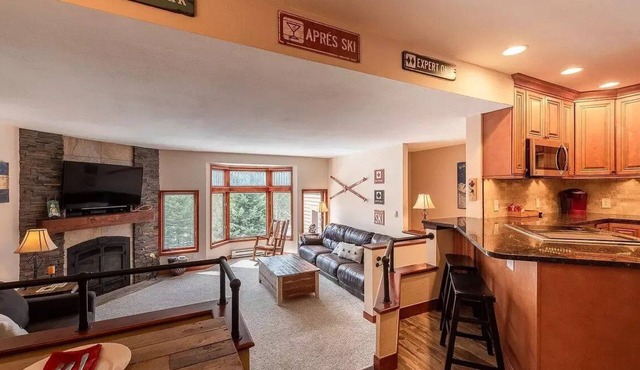 Beautiful Condo - Riverfront-Slopeside-Walk to Resort-On Bus Route