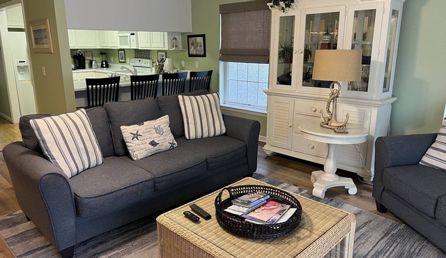 Beautiful condo close to beach & village!