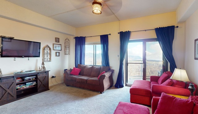 Beautiful Condo w/Mountain Views & Fireplace - Shared Pool, Hot Tub, Gym
