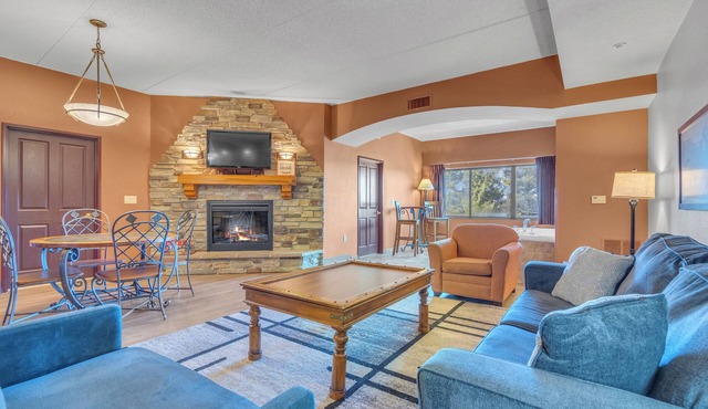 Beautiful Condo in Wisconsin Dells w/Outdoor Pools!