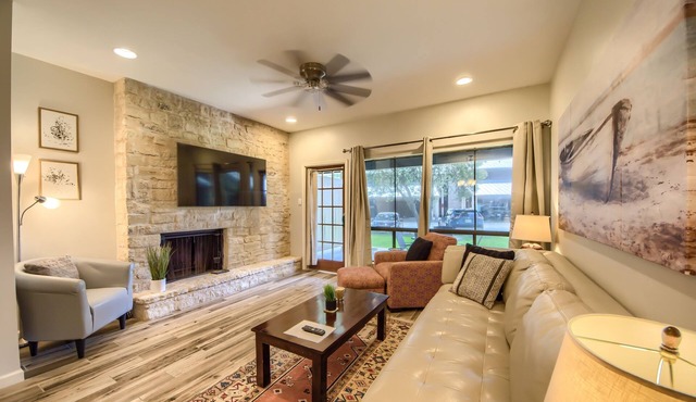 Beautiful condo with direct access to the Comal River! Pool, Hot Tub!