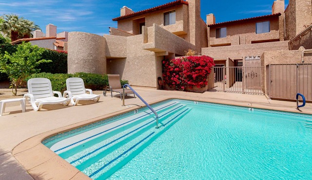 Beautiful Condo w/shared pools, less than a mile to downtown
