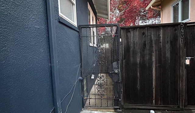 Beautiful condo - WALK to Oakland’s best offerings !