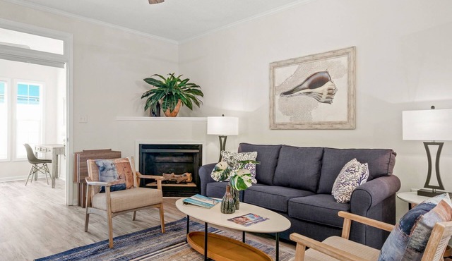 Beautiful condo with pool. 5 minute drive to beach. Sleeps 8. Pet friendly