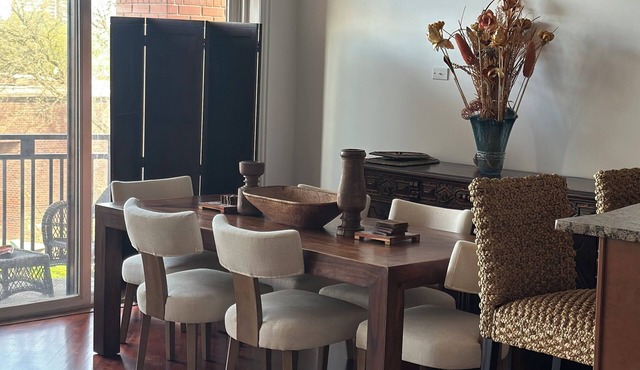 Beautiful condo with elevator right into your unit in North Kenwood Hyde Park.