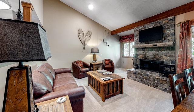 Beautiful condo with full kitchen, mountain views