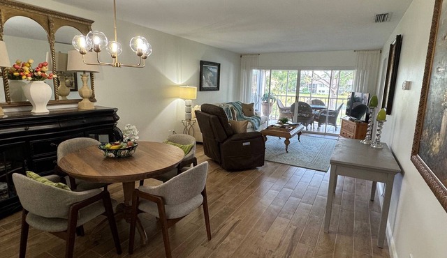 Beautiful condo with golf view in the Meadows Golf Club.