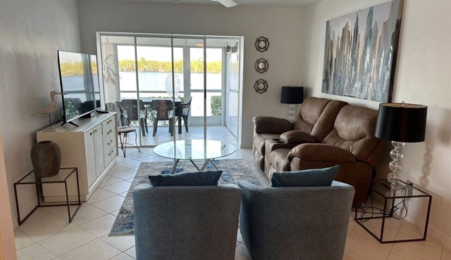 Beautiful Condo with Magnificence Water Bay View