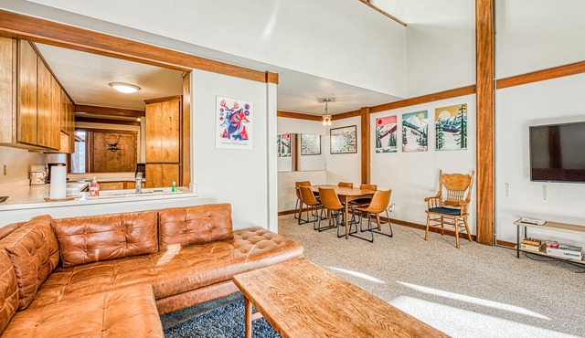 Beautiful Condo with Shared Pool, Hot Tub, & Free WiFi