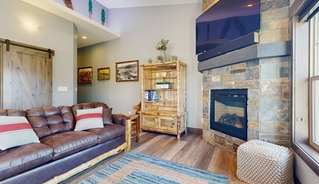 Beautiful condo with river views, deck, BBQ, WiFi, and nearby activities