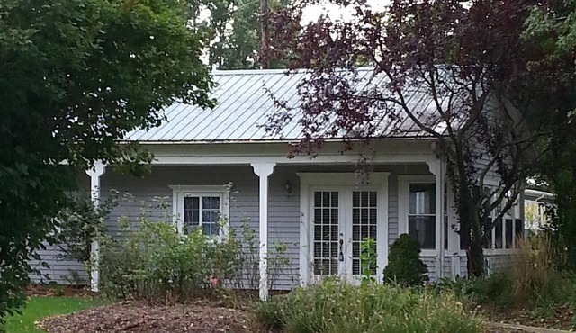 Beautiful condo with a waterview is a short walk to shops and restaurants.