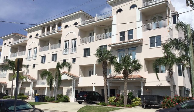 Beautiful CondonClose to BeachnPrivate Hot Tub & ElevatornDecember Discounts