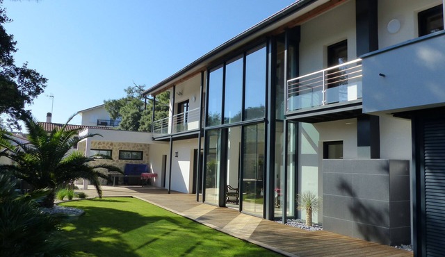 Beautiful contemporary villa between lake and ocean. Free wifi.