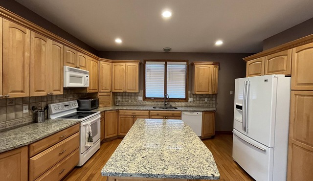 Beautiful Contemporary 3200sq ft Lake Oasis w/Amazing Views!