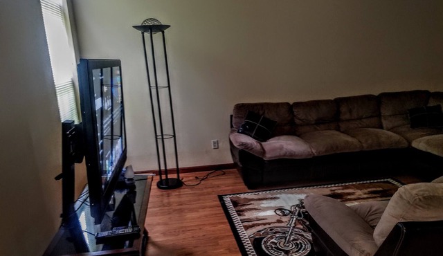 Beautiful contemporary home close to different restaurants and stores...