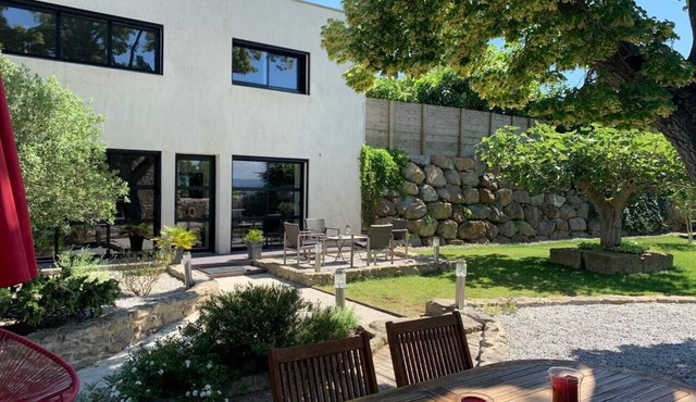 BEAUTIFUL CONTEMPORARY HOUSE WITH SWIMMING POOL IN A QUIET LOCATION