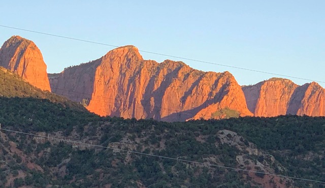 Beautiful contemporary Loft House above barn. Fabulous views of Kolob Canyon.