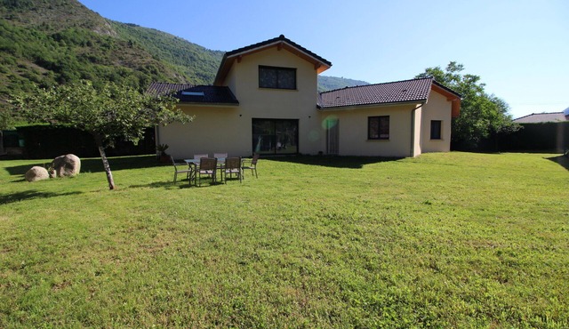 BEAUTIFUL CONTEMPORARY VILLA CLOSE TO HIKING AND SKI RESORT