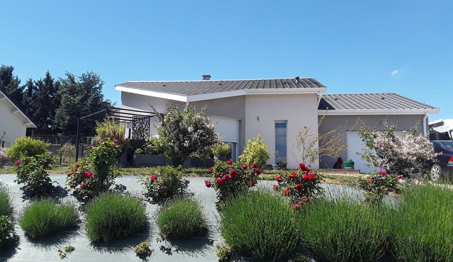 Beautiful contemporary in the countryside. Quiet, wooded, fenced. Good air.