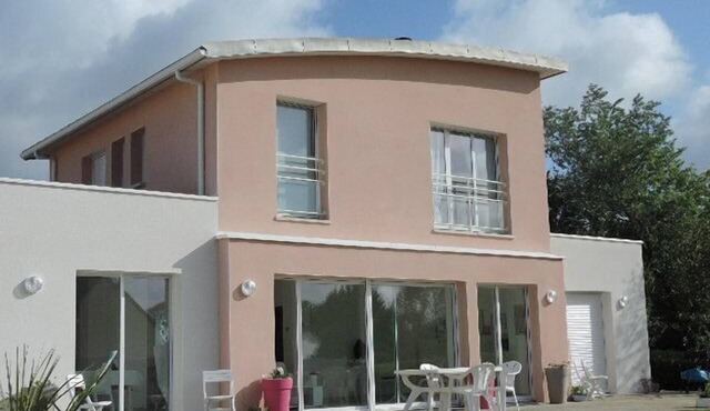 Beautiful contemporary villa with garden.