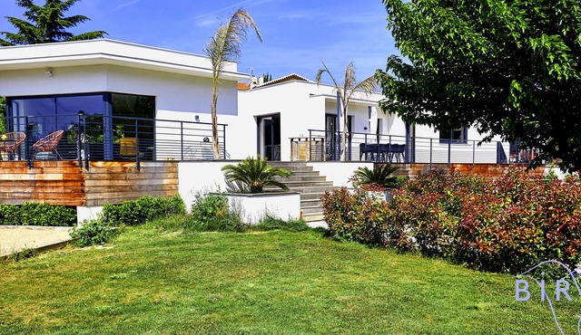Beautiful contemporary, 200m², pool, riverside
