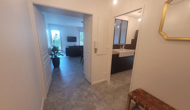 Beautiful contemporary apartment close to amenities