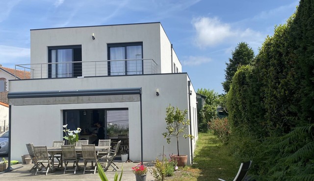 Beautiful contemporary villa near the beach for 6 people