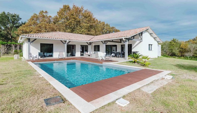Beautiful contemporary villa 160 m² with pool