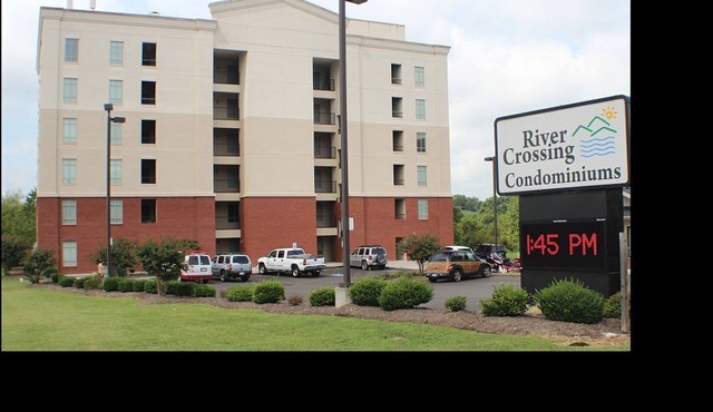 BEAUTIFUL&CONVENIENT.RIVERFRONT&MOUNTAIN VIEW.ONLINE BOOKING FREE CLEANING