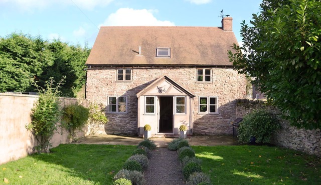 Beautiful conversion of a 17th century detached barn with private fishing lake. Pet-friendly
