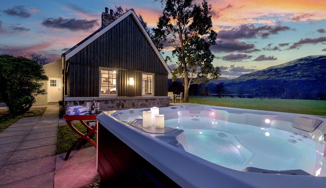 Beautiful Converted Cottage with Stunning Loch and Mountain views